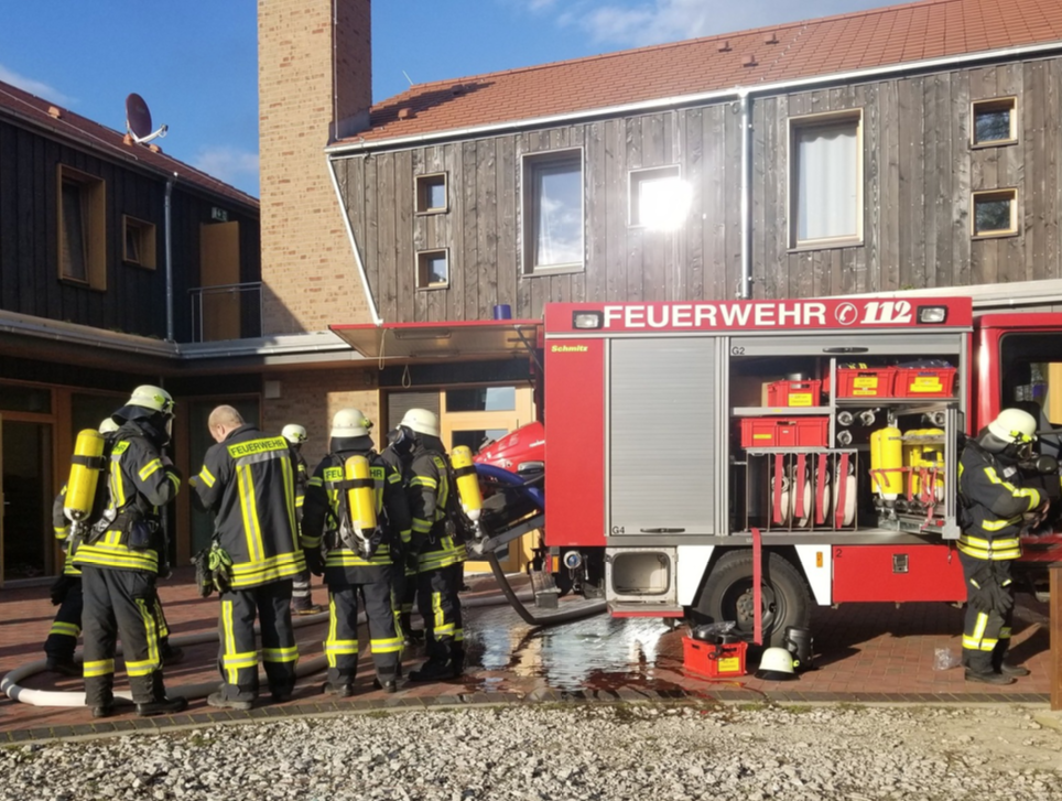 Am 19. April fand eine groß angelegte Feuerwehrübung im Schullandheim statt. Kurz nach dem Abendessen ging der Alarm los. Die bis dahin völlig ahnungslose Freiwillige Feuerwehr